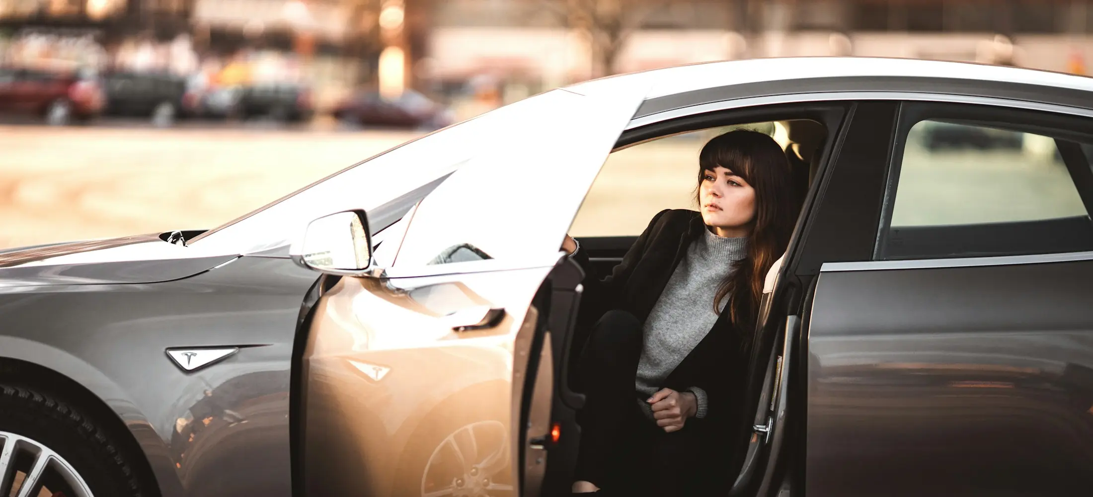 Podnikateľka vystupuje z elektromobilu Tesla